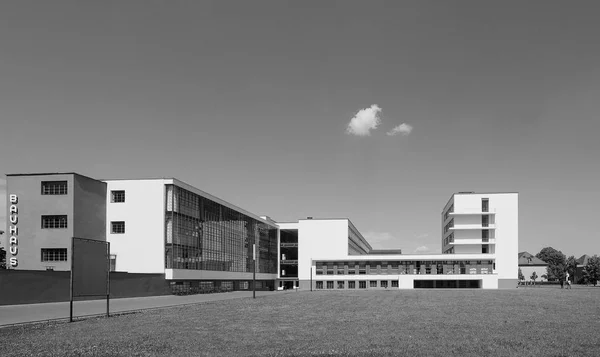 Bauhaus i Dessau i svartvitt — Stockfoto