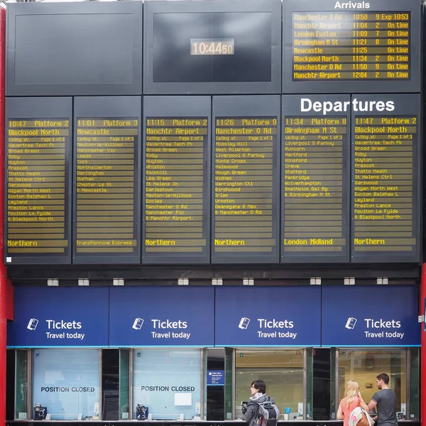Расписание прибытий и отправлений на Ливерпульском вокзале — стоковое фото
