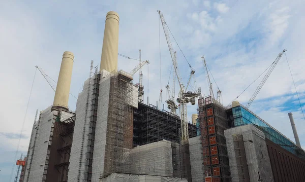 巴特西发电站在伦敦重建 — 图库照片