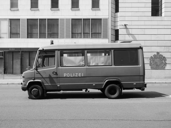 Polizei (Polícia) carro em Berlim em preto e branco — Fotografia de Stock