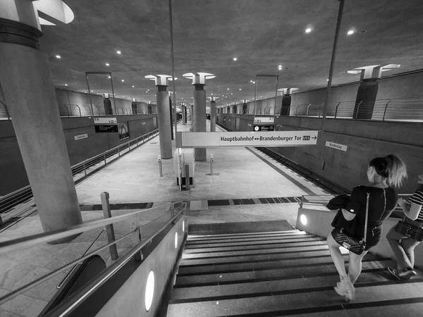Σταθμός υπόγειου σιδηρόδρομου στο Βερολίνο σε μαύρο και άσπρο — Φωτογραφία Αρχείου