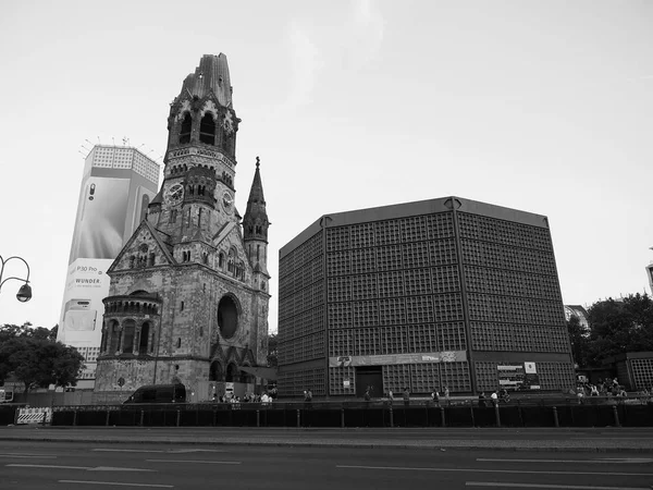 Kaiser Wilhelm Memorial Church in Berlin in black and white — Stock Photo, Image