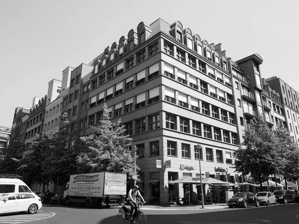 Quartier Schutzenstrasse a Berlino in bianco e nero — Foto Stock