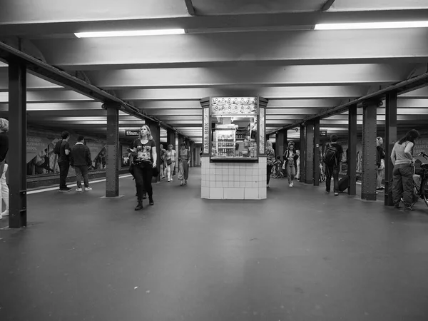 Stanice Alexanderplatz v Berlíně černobílá — Stock fotografie