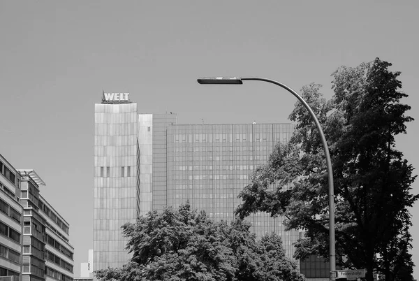 Die Welt gazetesi Berlin'deki genel merkezi siyah beyaz — Stok fotoğraf