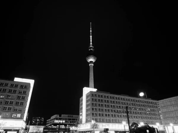 Alexanderplatz in berlin bei nacht in schwarz-weiß — Stockfoto
