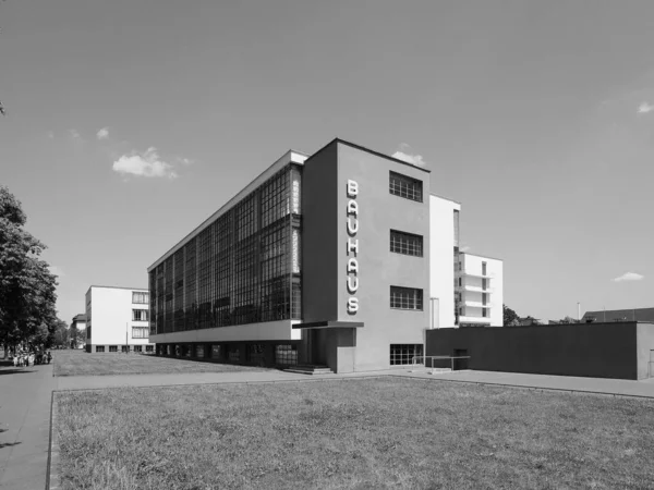 Bauhaus in Dessau, siyah beyaz — Stok fotoğraf