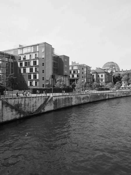 Rivière Spree à Berlin en noir et blanc — Photo