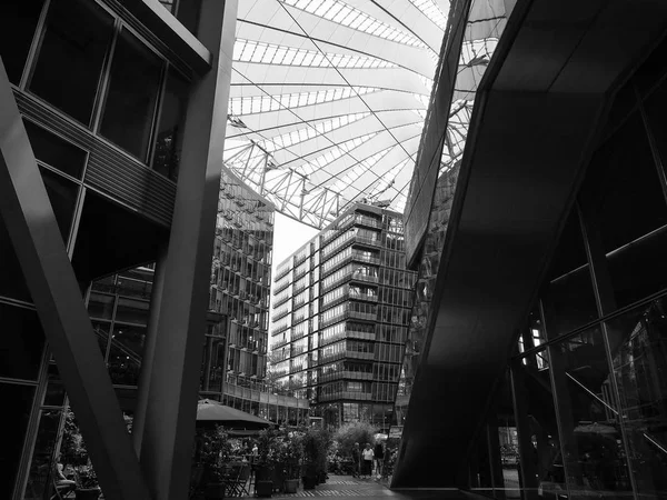 Sony Center en Berlín en blanco y negro — Foto de Stock