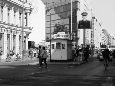 Siyah beyaz Berlin Checkpoint Charlie
