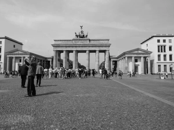 Brandenburger Tor (Puerta de Brandenburgo) en Berlín en negro y blanco —  Fotos de Stock