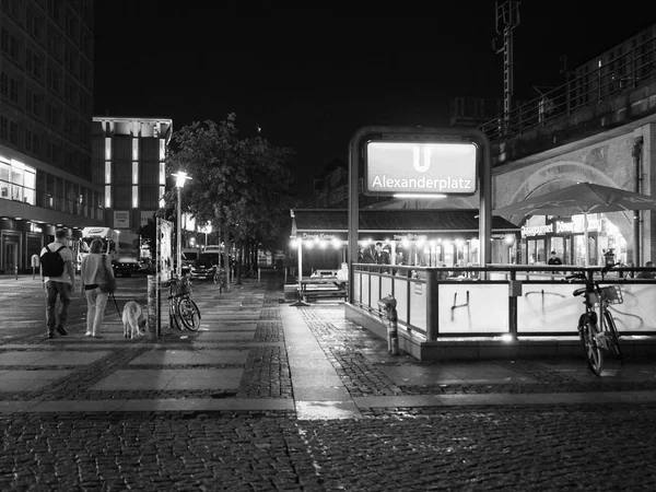 Alexanderplatz w Berlinie w nocy w czerni i bieli — Zdjęcie stockowe