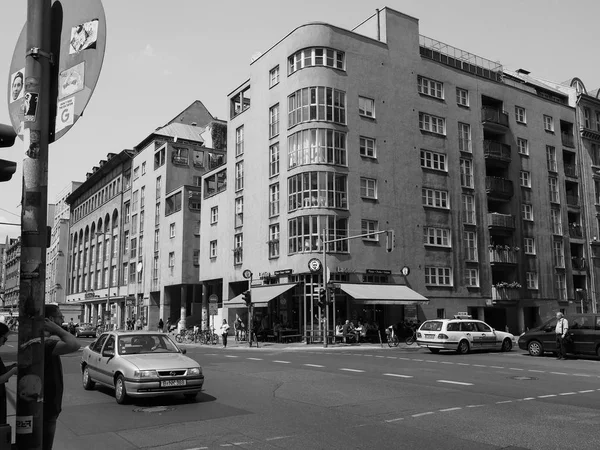 白黒でベルリンの街を眺めながら — ストック写真