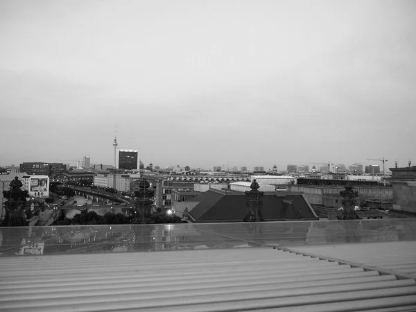 Vue aérienne de Berlin la nuit en noir et blanc — Photo