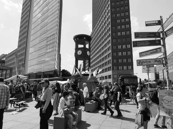 Sony center in berlin in schwarz-weiß — Stockfoto