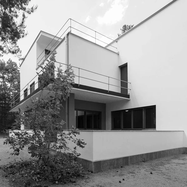 Bauhaus Meisterhaeuser в Дессау в черно-белом — стоковое фото
