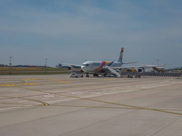 Air Belgium Airbus A340-300 na letišti v Bruxelles Charleroy — Stock fotografie