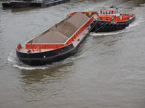 Spezielle flache Boot verwendet, um Sand und Erde zu transportieren — Stockfoto