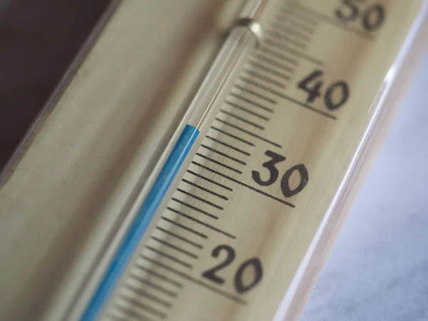Thermometer showing 33 C or 33 F degrees — Stock Photo, Image
