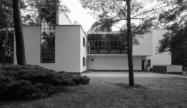 Bauhaus meisterhäuser in dessau in schwarz-weiß — Stockfoto