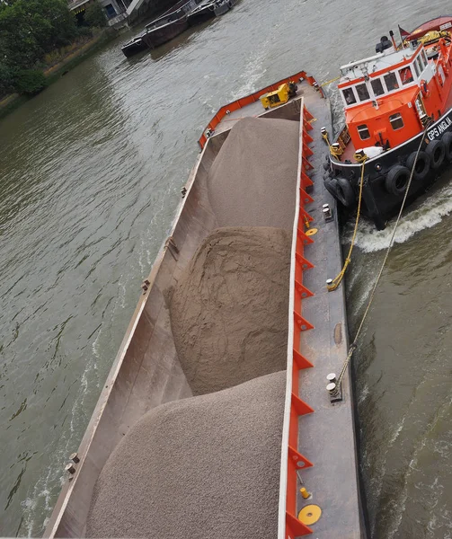 Barco liso especial usado para transportar areia de cascalho pepple e terra — Fotografia de Stock