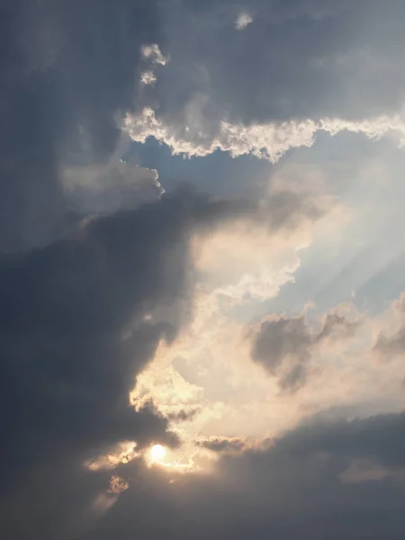 Blauwe lucht met wolken achtergrond — Stockfoto