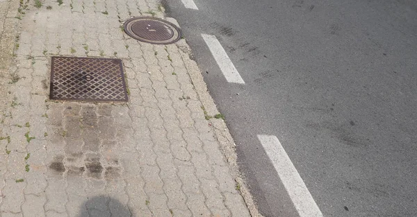 Pavement carreaux de béton et fond de rue tarmac — Photo