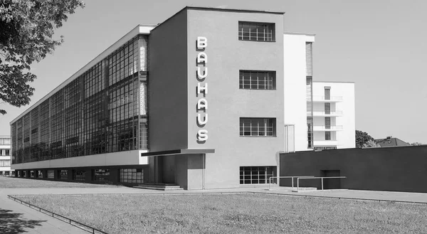 Bauhaus v Dessau v černobílém — Stock fotografie