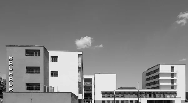 Bauhaus em Dessau em preto e branco — Fotografia de Stock