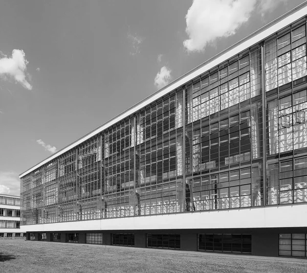 Bauhaus em Dessau em preto e branco — Fotografia de Stock