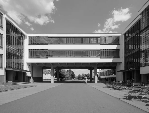 Bauhaus en Dessau en blanco y negro — Foto de Stock