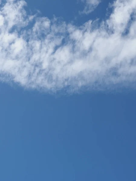 暗蓝蓝的天空云朵背景 — 图库照片