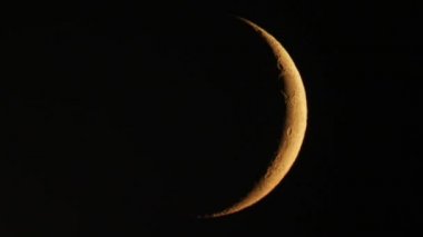 Sıcak yaz gecesinde astronomik bir teleskopla görülen hilal ayı ağdası. Ay hareketi ve hava türbülansı görünür.