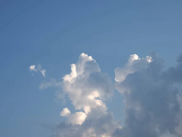 Ciel bleu avec fond nuageux — Photo