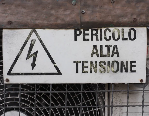 Pericolo Alta Tensione (betekenis gevaar hoogspanning) teken — Stockfoto