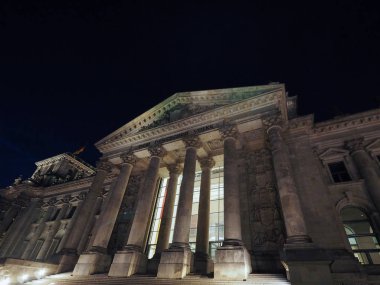 Bundestag parlamentosu berlin'de gece