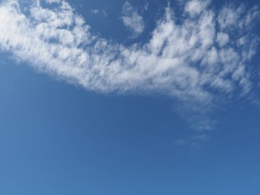 bulutlar arka plan koyu mavi gökyüzü