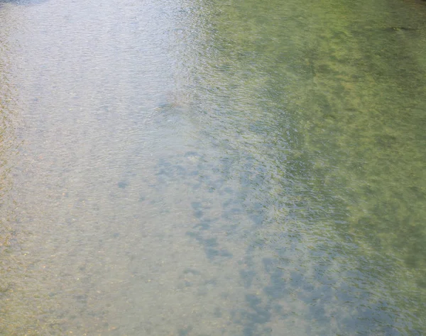 Floden vatten ytan bakgrund — Stockfoto