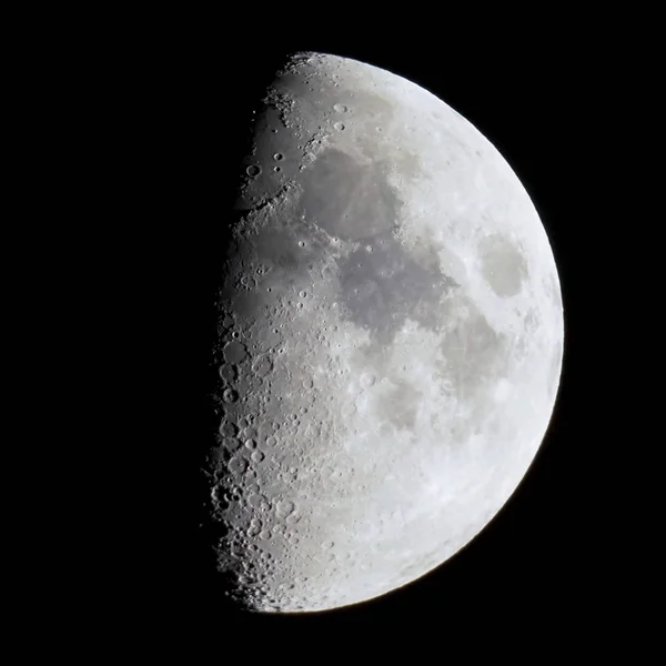 Primeiro trimestre de lua visto com telescópio — Fotografia de Stock