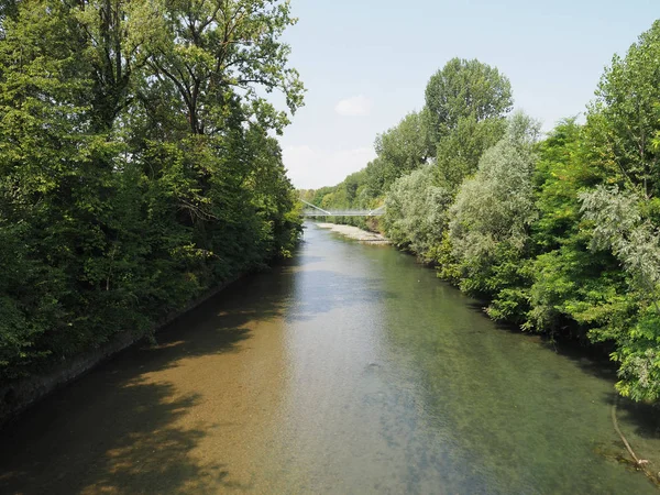 Река Дора в парке Парко Дора в Турине — стоковое фото