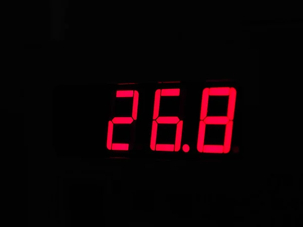 Display LCD digital de termômetro mostrando temperatura quente em Ce — Fotografia de Stock