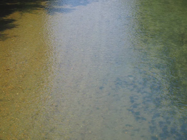 Floden vatten ytan bakgrund — Stockfoto