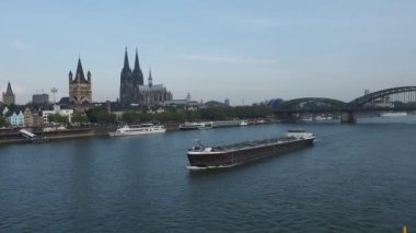 Koeln, Almanya - Yaklaşık Ağustos 2019: Koelner Dom katedrali üzerinde Ren Nehri üzerinde geçen mavna tekne