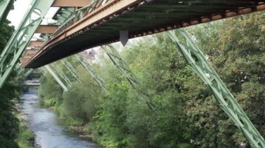 WUPPERTAL, GERMANY - CIRCA AUGust 2019: Wuppertaler Schwebebahn (anlamı Wuppertal Askılık Demiryolu) River Wupper üzerinde dünyanın en eski elektrikli demiryoludur.