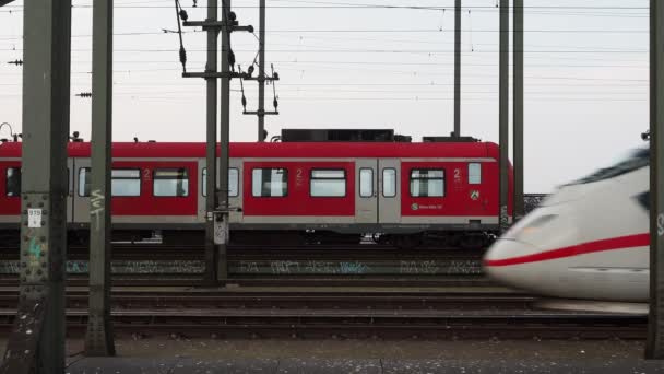 德国科恩 Circa 2019 在霍亨佐伦布吕克 意为霍亨佐伦桥 穿越莱茵河时乘坐火车 — 图库视频影像