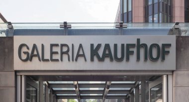 Duesseldorf - Ağu 2019: Kaufhof işareti