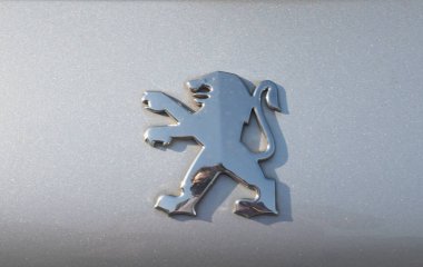 Paris - Ağu 2019: Peugeot işareti
