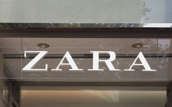 Duesseldorf-sierpień 2019: znak Zara — Zdjęcie stockowe