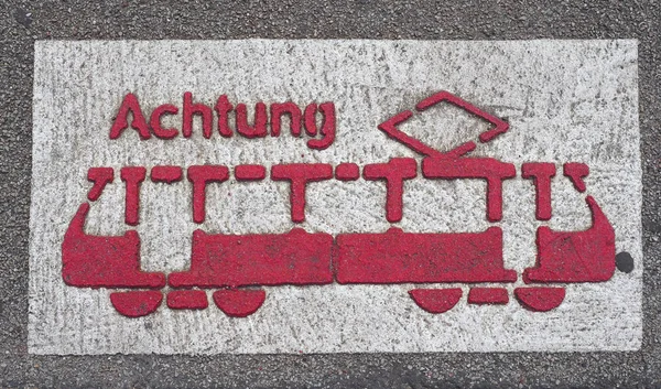 Señal de tranvía Achtung (advertencia) en Koeln —  Fotos de Stock