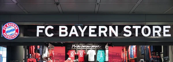 Muenchen-aug 2019: FC Bayern tecken — Stockfoto
